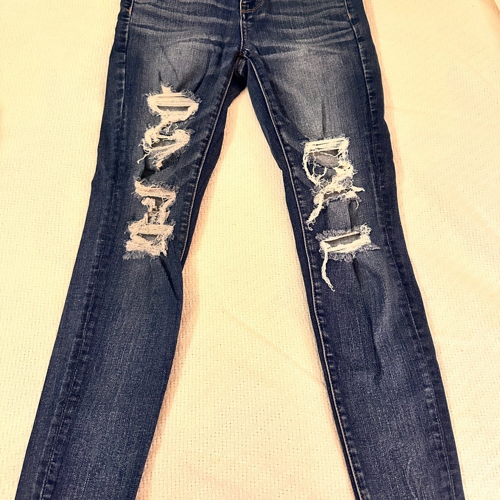 American Eagle next level stretch. 
Sz 4 short
Distressed
Vintage